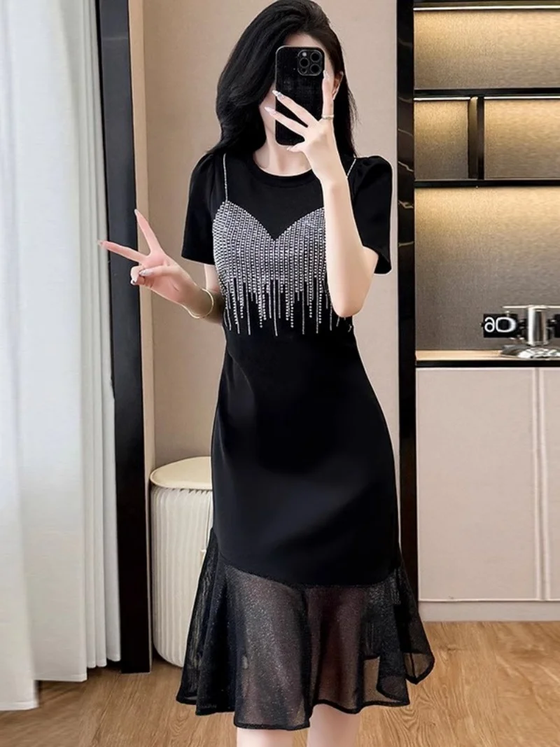 فستان أسود مرقع شبكي ترتر بأكمام قصيرة للنساء صيف 2025 تصميم جديد شرابة الحمالات تي شيرت فستان w081 ﻿