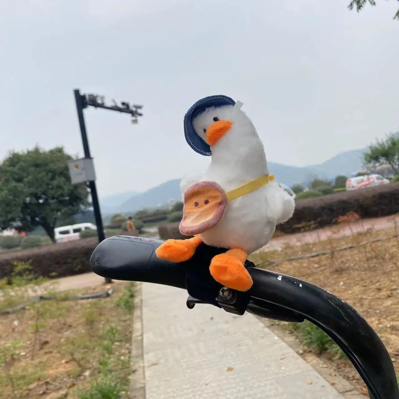 

Cute Tilting Head Duck Plush Doll for Motorcycle/Electric Bike/Bicycle, Removable Car Hanging Decor Accessories, Lovely Toy Gift