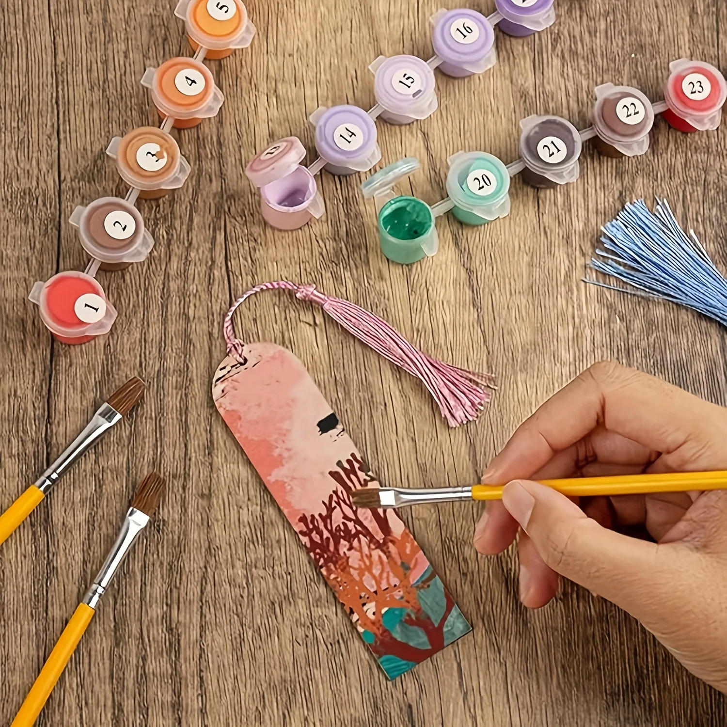 12 szt. Niedokończonych drewnianych zakładek do książek DIY, rękodzieło z drewna, zakładki z wycinanymi laserowo drewnianymi haczykami, kwadratowe zawieszki, 12 frędzli - losowy kolor