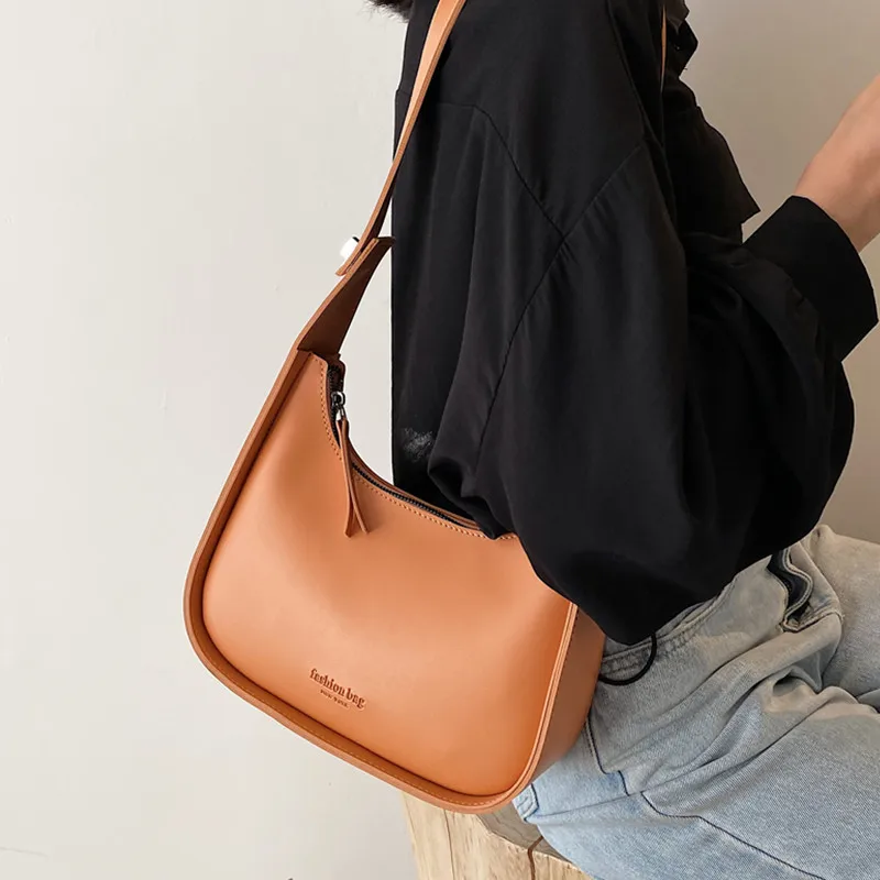 Toptrends Half Moon Underarm Shoulder Bags For Women 2023 Trend Luxury Designer Small Crossbody Bags PU Leather Ladies Handbags