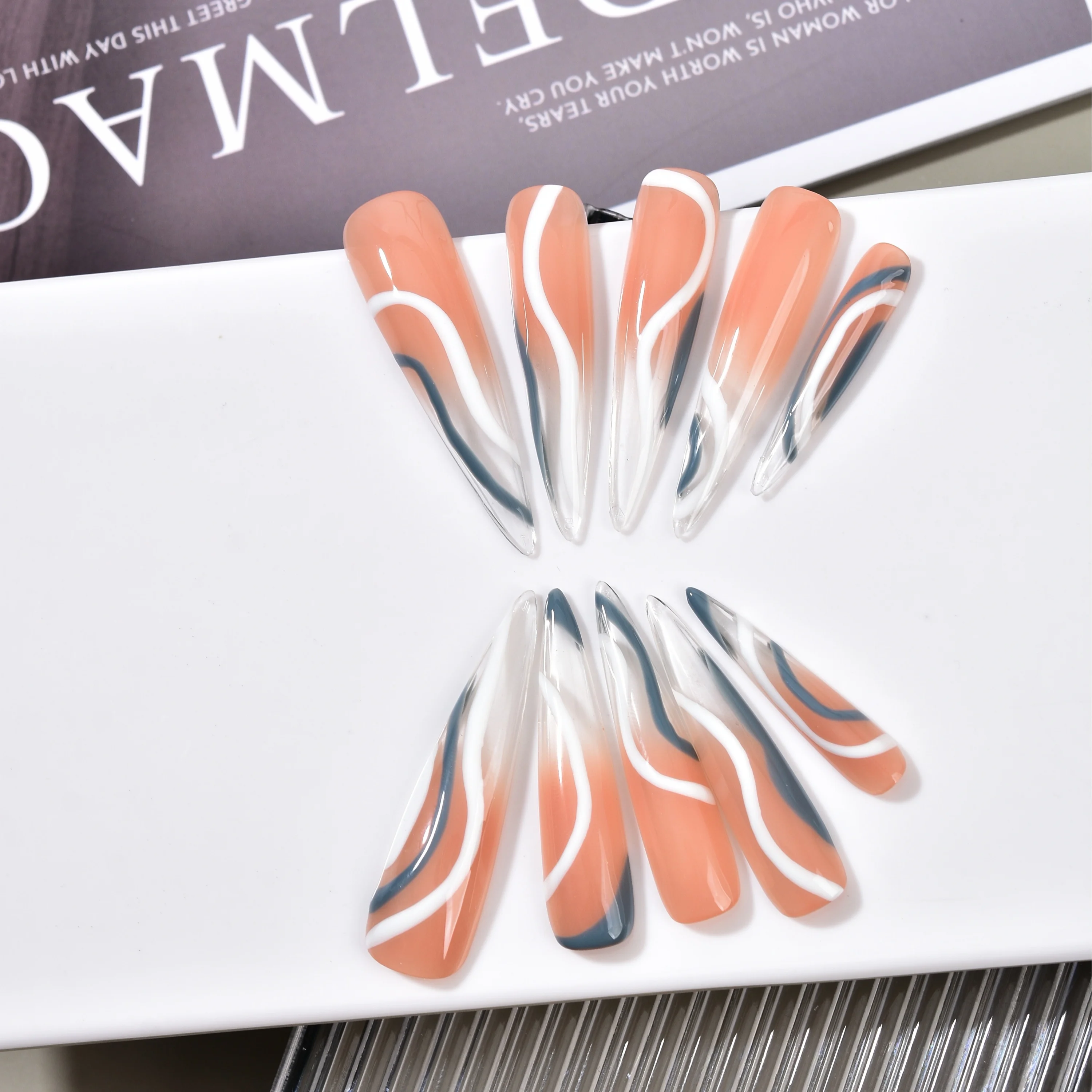 길이 가짜 손톱, 다채로운 그라데이션 디자인, 누드 프레스, 뾰족한 가짜 손톱, 소용돌이 라인 매니큐어 네일 팁, 인기 판매