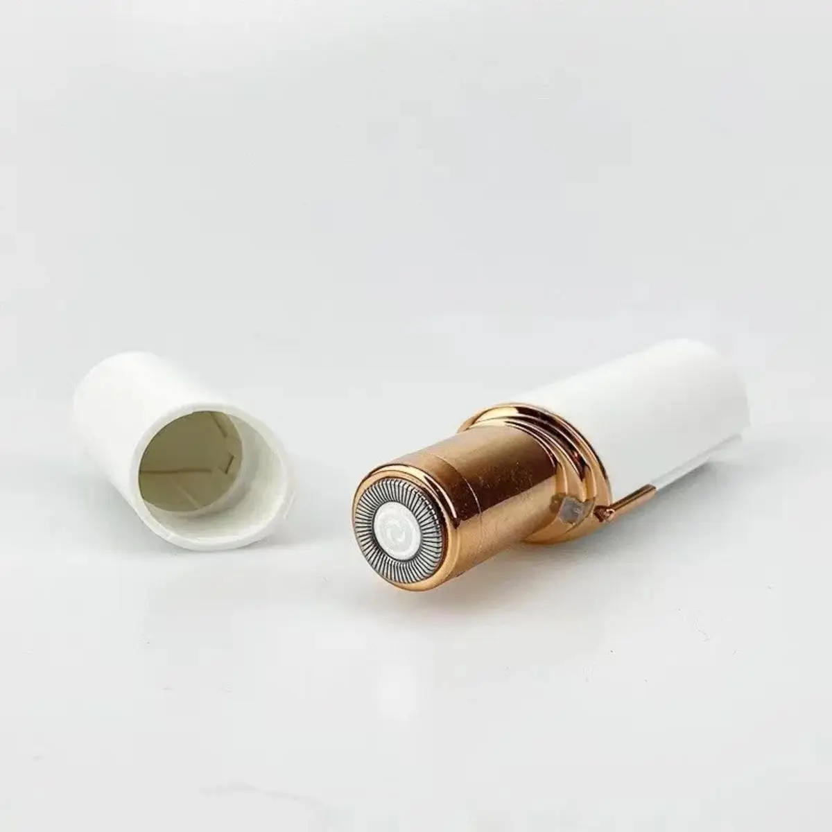Rasoio sopracciglia elettrico Mini Epilatore per sopracciglia Forma di rossetto facciale Depilazione Strumento portatile per rasoio indolore per donna
