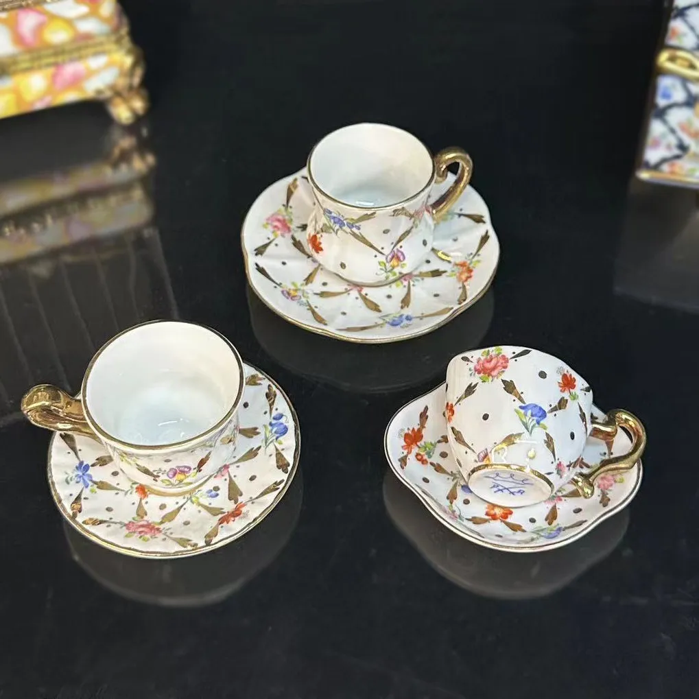 mini-taza-y-plato-de-porcelana-francesa-de-limoges-pintados-a-mano-con-detalles-en-oro-diseno-floral-pequena-decoracion