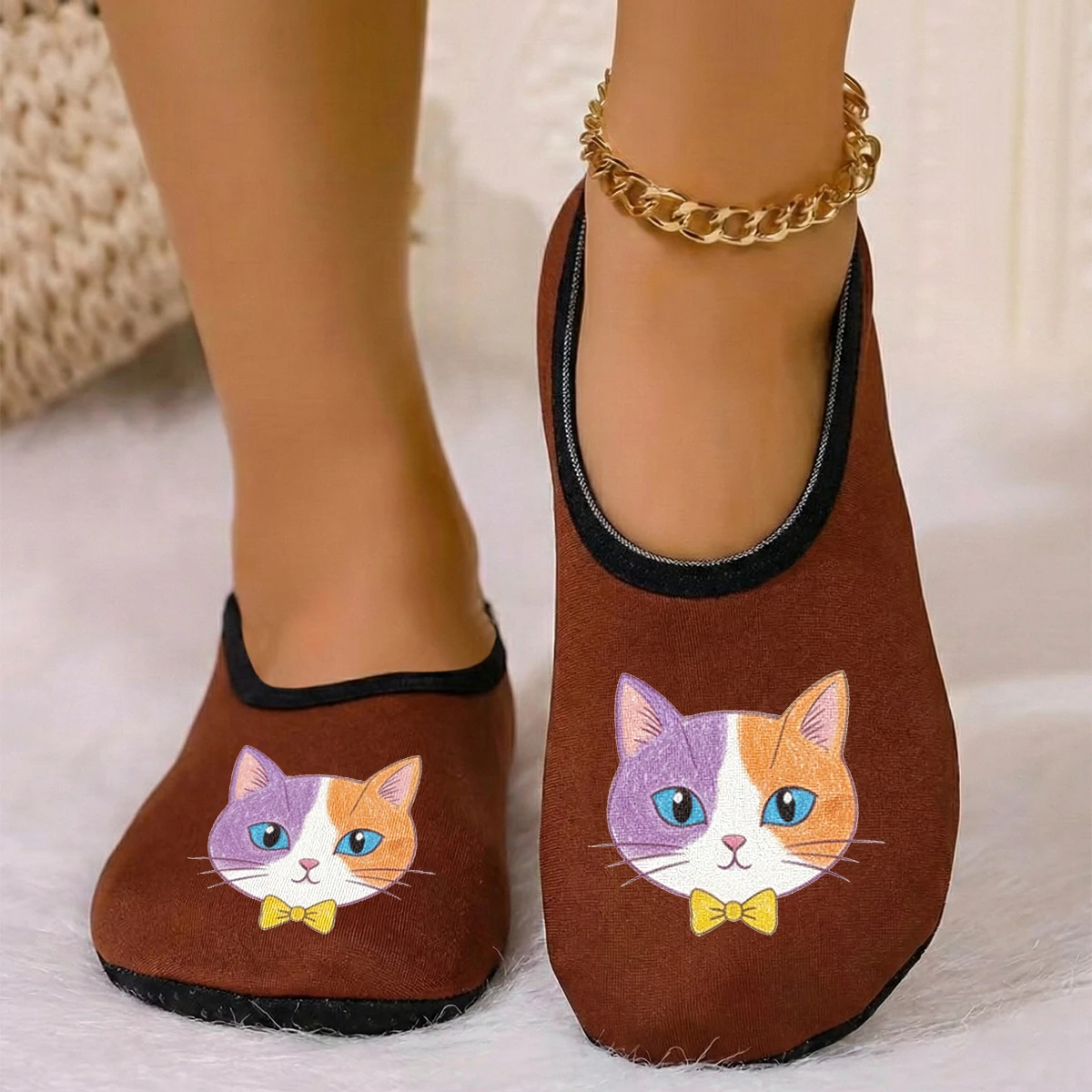 شبشب نسائي لطيف مطبوع عليه قطة من جلد الغزال يسمح بمرور الهواء ومرونة عالية للاستخدام الداخلي ومضاد للانزلاق