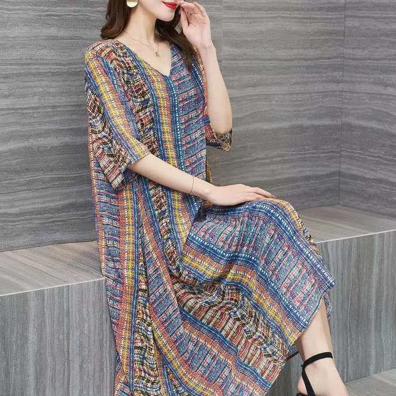 Bauchbedeckendes, altersreduzierendes Sommerkleid aus Eisseide mittleren Alters mit V-Ausschnitt und Rock in Übergröße