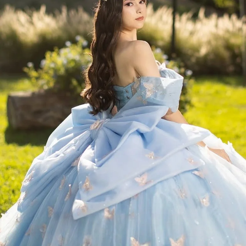 فستان Quinceanera باللون الأزرق المائي اللامع عاري الكتفين مزين بالترتر بفيونكة كبيرة وذيل طويل فيستدوس دي 15 Quinceanera ﻿ تخصيص