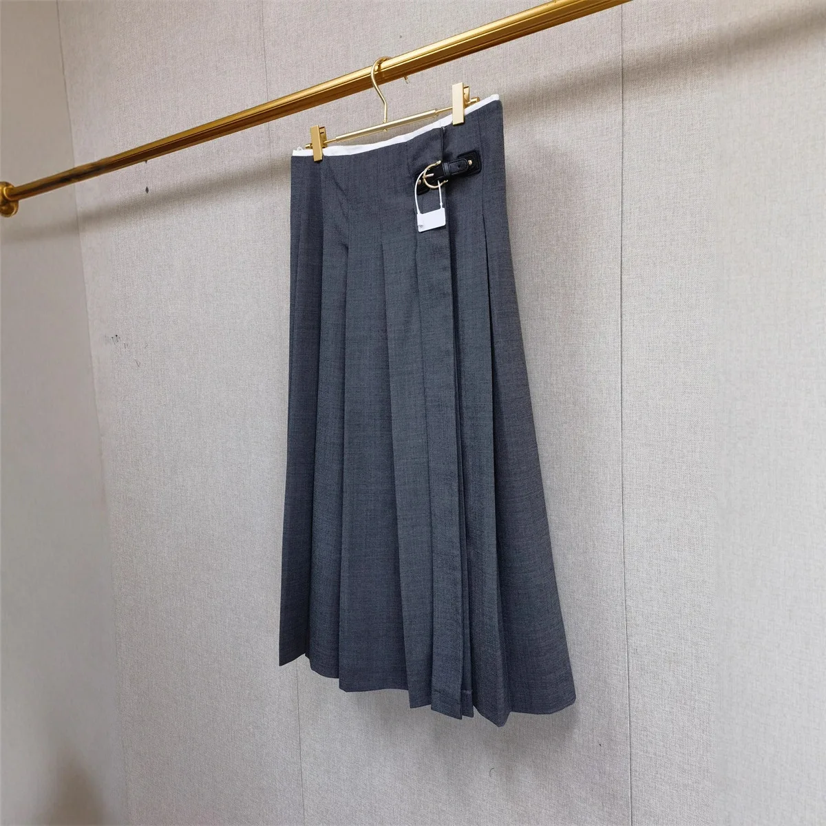 【هدية مجانية】تنورة متوسطة الطول بطيات رمادية فرنسية لخريف وشتاء 2025 مع إبزيم جلدي جانبي للنساء #2