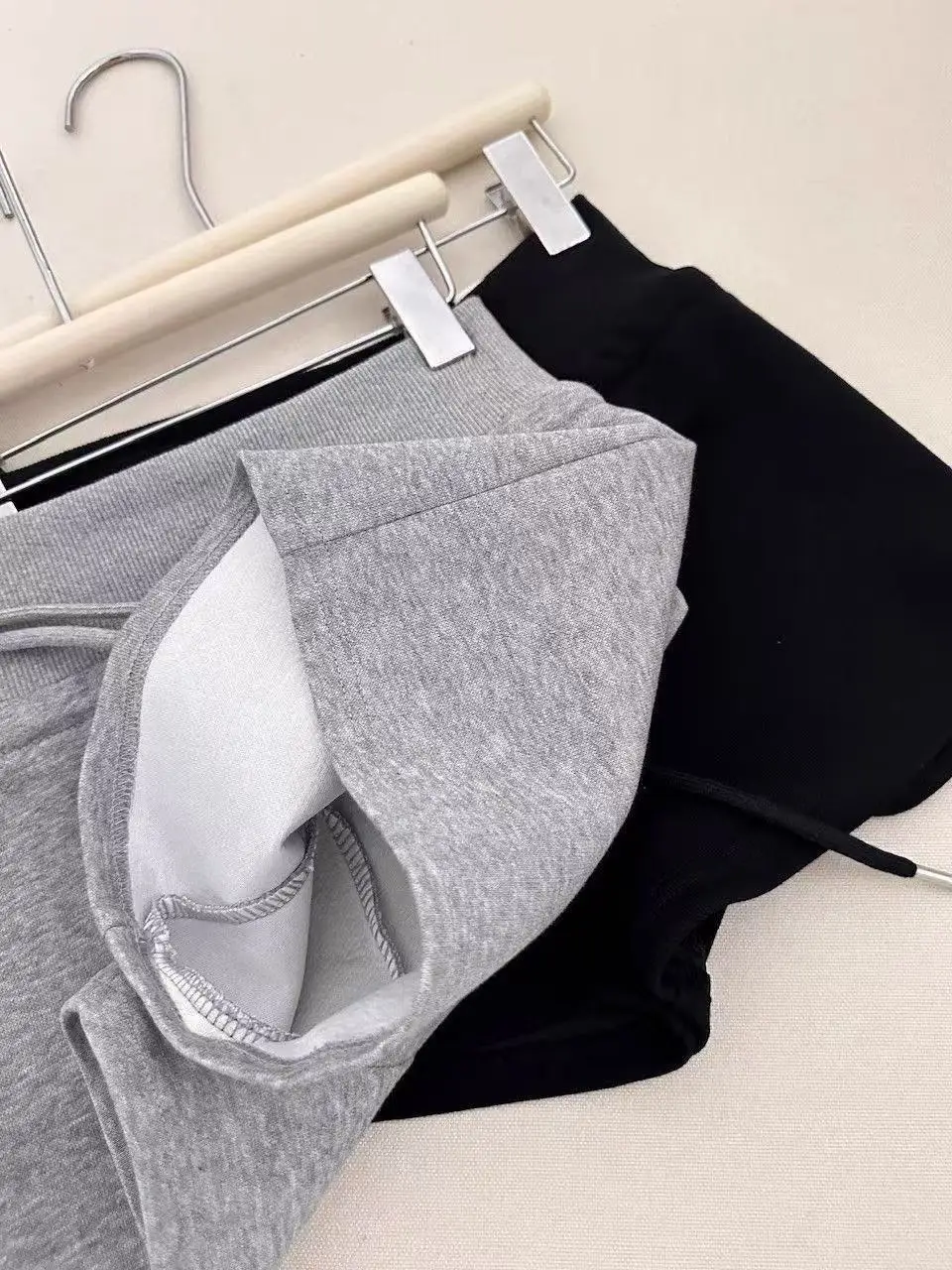 กางเกงขาสั้นผู้หญิงสำหรับฤดูร้อน สวมใส่สบาย ทรงหลวม ตรง รูดเชือกผูกเอว ผ้าเนื้อนุ่ม สไตล์ลำลอง เหมาะสำหรับเล่นกีฬา