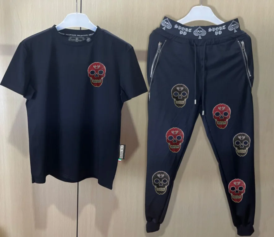 

Мужской дизайнерский спортивный костюм — комплект из двух предметов премиум-класса. Стильные брюки для бега и толстовка с капюшоном. Современная посадка для повседневного и спорта.