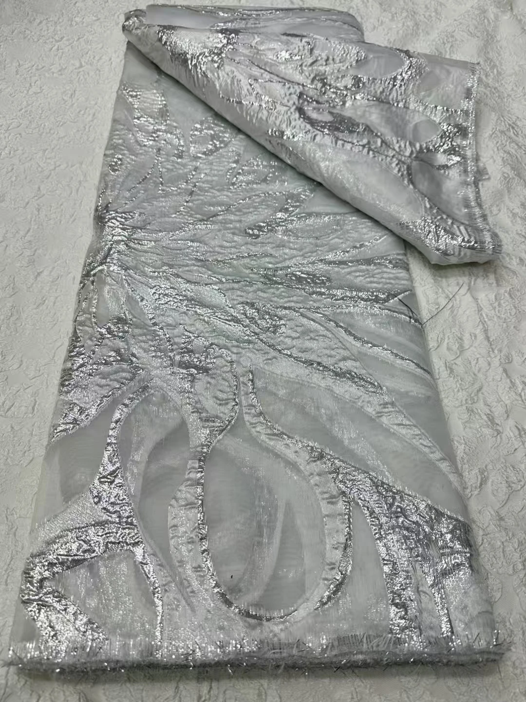 

Новейшая серебряная африканская жаккардовая парчовая кружевная ткань 2025 Высококачественная блестящая французская дамасская кружевная ткань для нигерийской вечеринки KCW2518