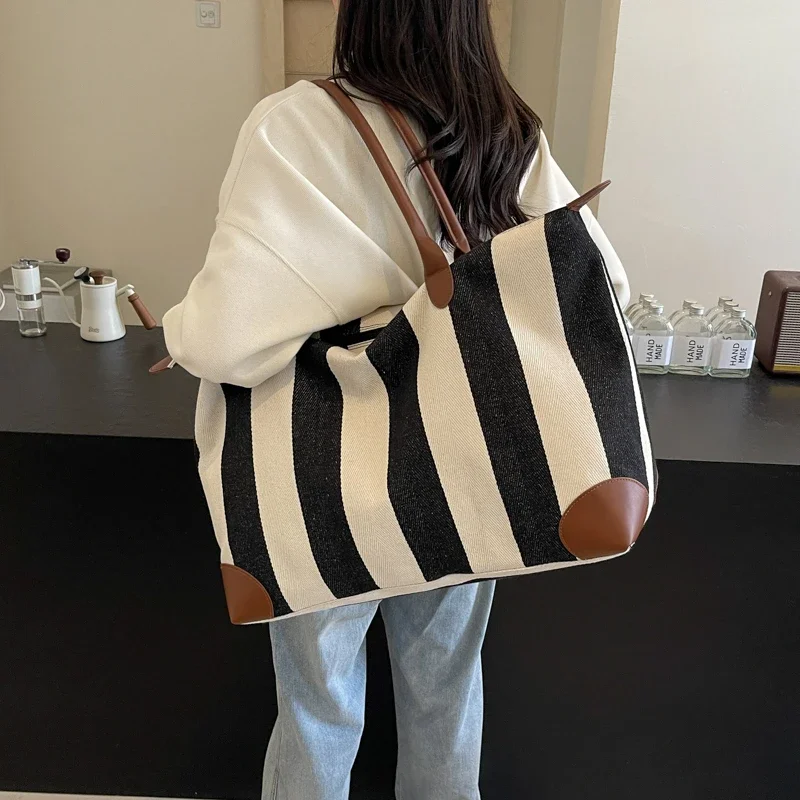 Bolso de viaje de corta distancia para mujer, bandolera a rayas, versátil, de gran capacidad, a la moda, novedad de 2024