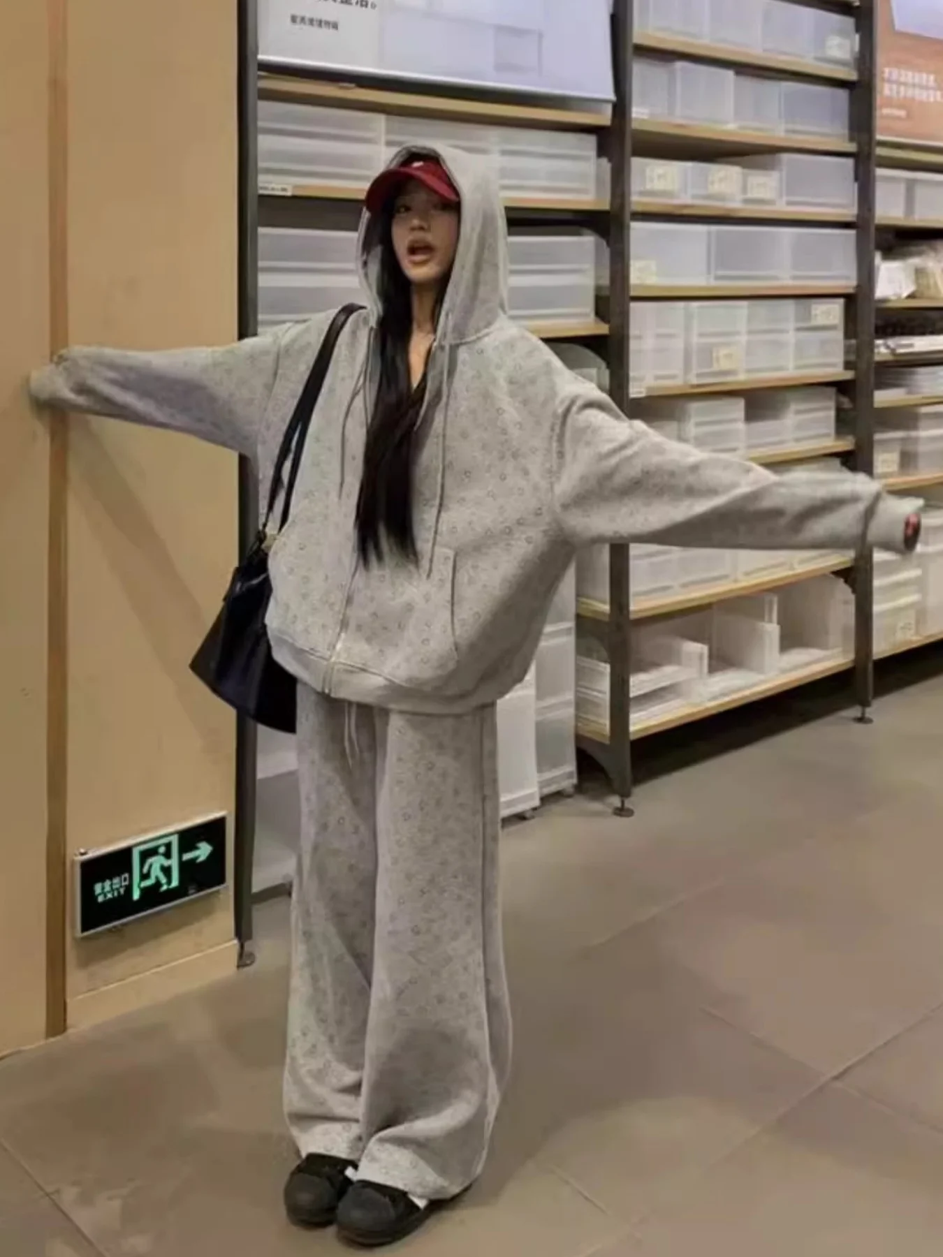 Het luie en ontspannen Koreaanse pak in Amerikaanse stijl is hier! een tweedelige set speciaal ontworpen voor dames, met een vest met ritssluiting die gemakkelijk aan te trekken en uit te trekken, superhandig, met opvallende prints die de mononie afbreken, een losse pasvorm, waardoor alle lichaamstypes gemakkelijk te stylen, met een Amerikaanse casual en luie Vibe te maken, perfect is te maken, te maken, knippen, perfect bij sneakers om te maken, je te maken, te maken, te maken, te mak