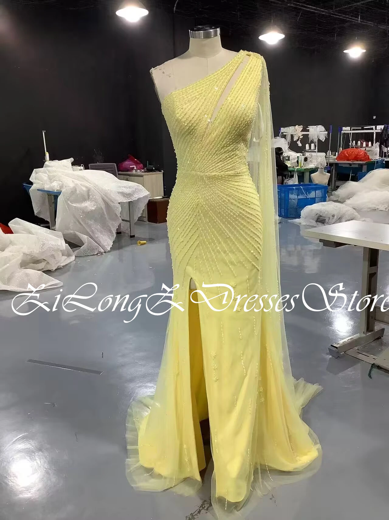 Elegant and Luxury Evening Bespoke Dresses 2024 Sleeveless Sweep Train Floor Length One Shoulder Side Silt Crystal Watteau Train