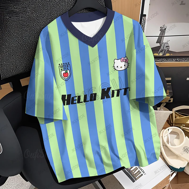 2025 صيف جديد الوردي HelloKitty شريط طباعة المرأة تي شيرت الخامس الرقبة قصيرة الأكمام كرة قدم رياضية جيرسي Y2K فضفاض المتضخم القمم #2