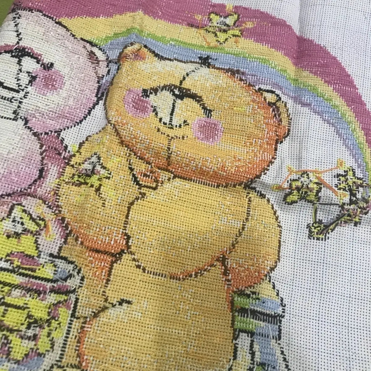 The finished product is hand-embroidered with exquisite cross stitch, featuring a romantic little bear 46 * 59 cm