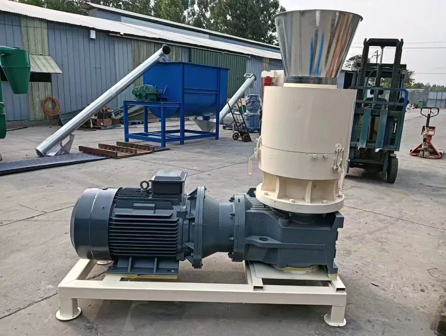 Home Use Pellet Mill Sawdust Granulator Biomass Fuel Wood Pellet Making Machine for Straw Sawdust Wood Pellet Production