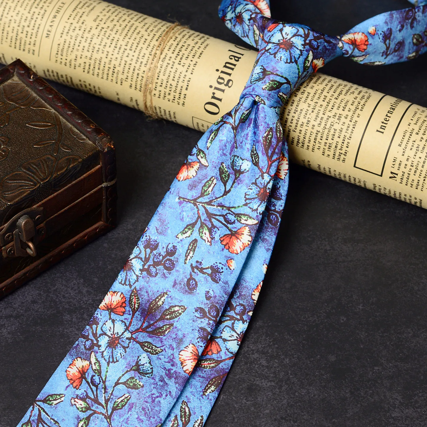 cravatta-da-uomo-di-alta-qualita-in-stile-retro-con-sfondo-azzurro-ghiaccio-e-motivo-floreale-ideale-come-accessorio-per-camicie-casual-o-da-ufficio-larghezza-8-cm