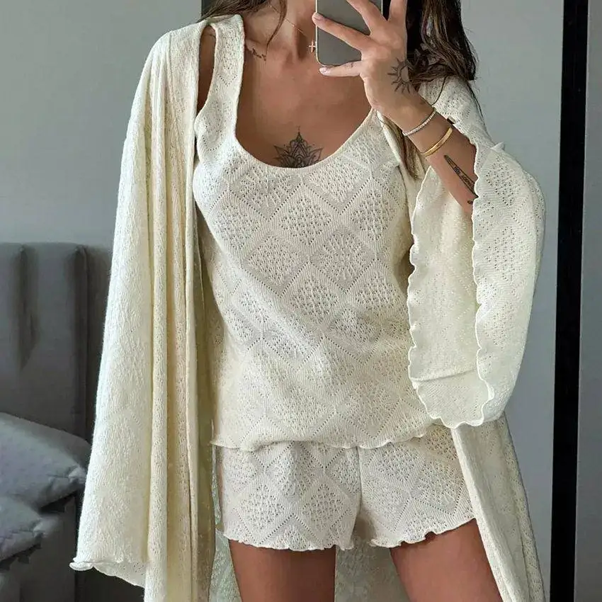 ensemble-trois-pieces-pour-femme-en-tricot-avec-broderie-florale-et-motif-grain-de-bois-ajoure-comprenant-peignoir-gilet-et-short-vetements-d'interieur