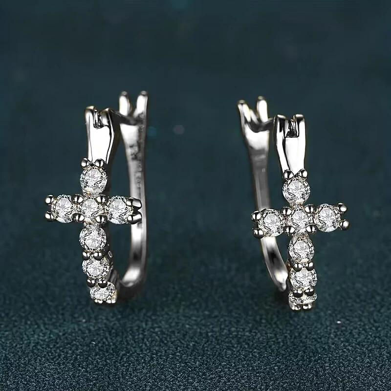 Huitan stilvolle weibliche Creolen mit Kreuzform Design Mode tägliche Accessoires mit brillanten Zirkonia Chic Schmuck