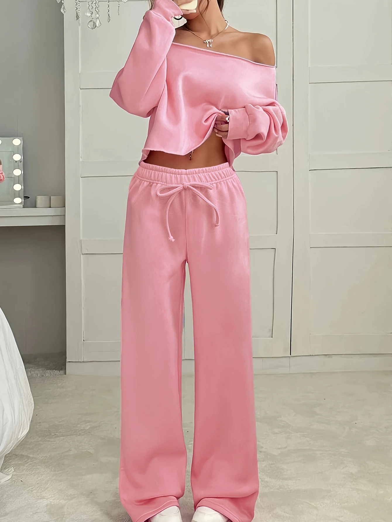 Conjunto de 2 peças de pijamas femininos de outono e inverno, cor sólida simples, confortável e elegante, top de manga comprida com ombros de fora e calças compridas, pode ser usado fora, conjunto de loungewear para mulheres