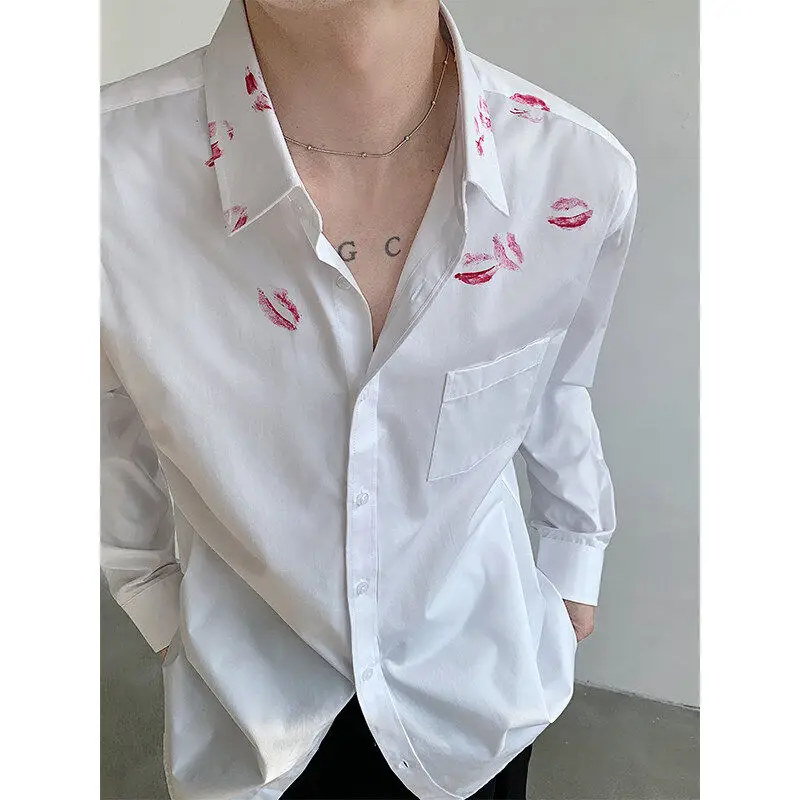 

Мужская повседневная рубашка с длинным рукавом на весну-лето, белая, с модным принтом красных губ, в корейском стиле, из дышащего полиэфирного волокна