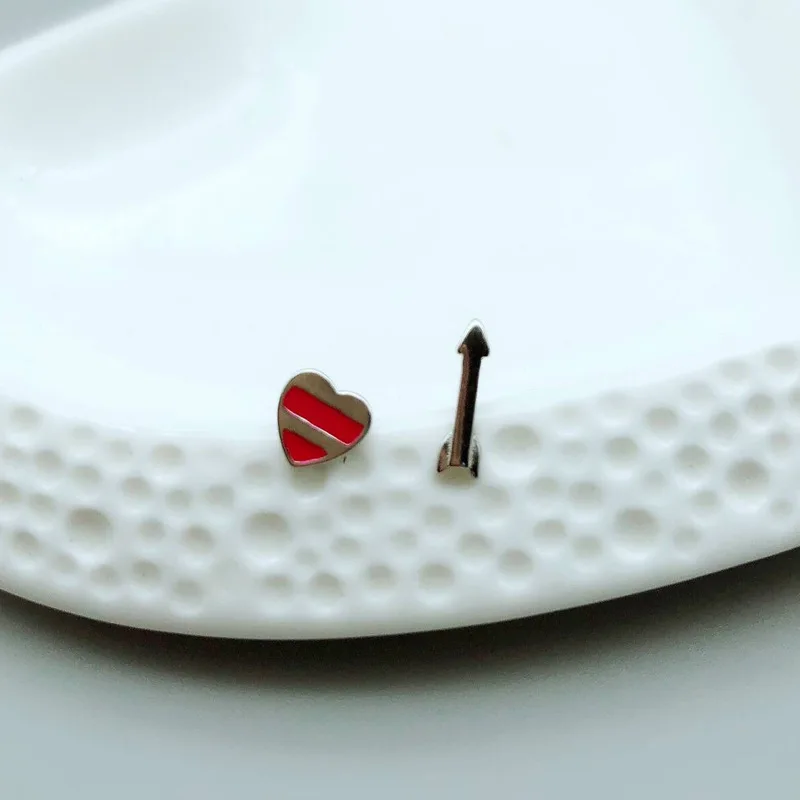 أقراط من الفضة النقية عيار 925 عصرية على شكل سهم واحد من خلال المركز بتصميم غير متماثل أقراط على الطراز الكوري الأنيق للنساء