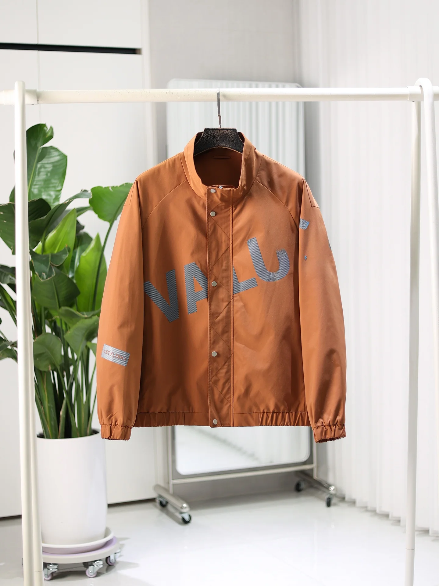 

Мужская модная верхняя одежда: повседневная куртка свободного кроя с отражающим буквенным принтом, ветрозащитная, с вставками на плечах и воротником-стойкой