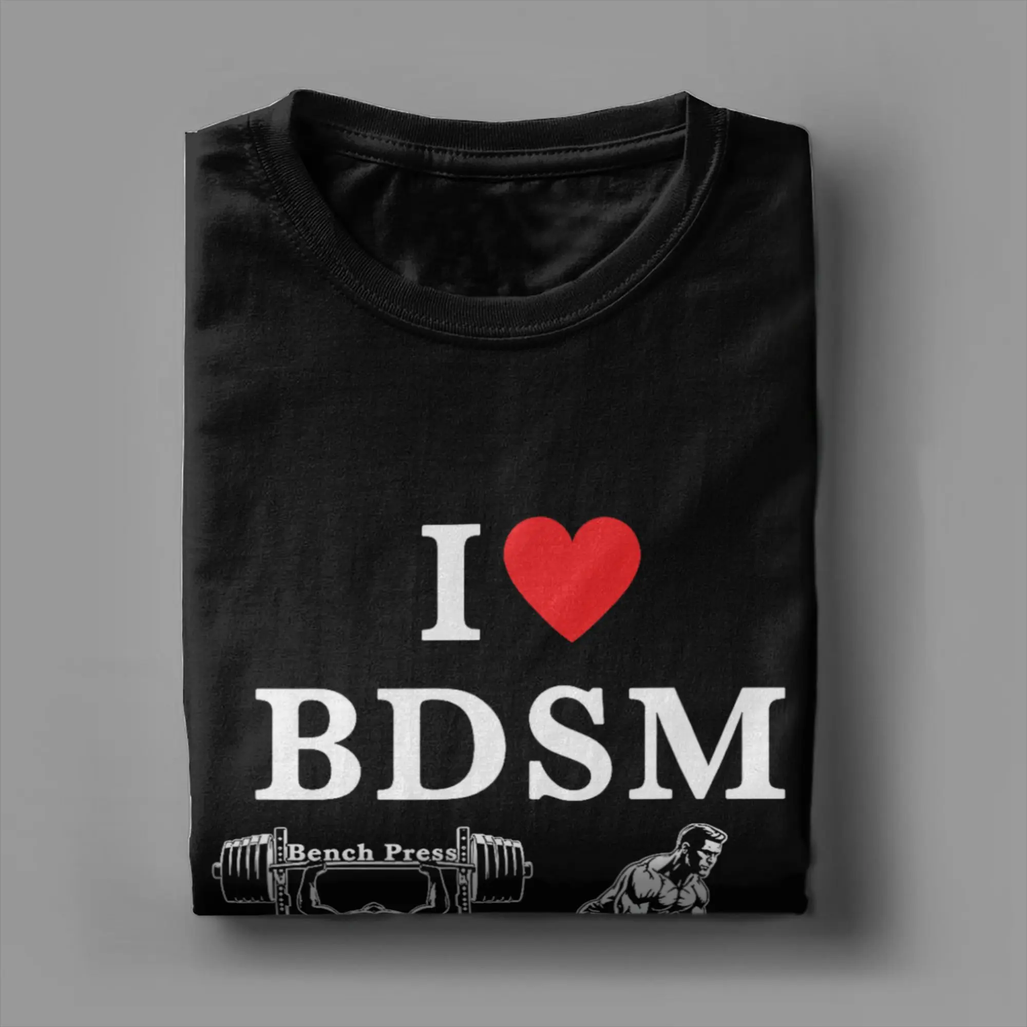 Herren-T-Shirt „I Love BDSM Bench Press Deadlift Squats Military Press“ mit kurzen Ärmeln und Rundhalsausschnitt – Detail 4
