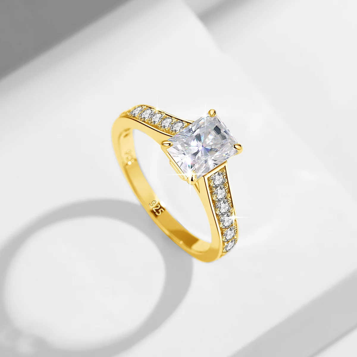 Gelbgoldener Moissanit-Ring im Smaragdschliff, 2 Karat, 6*8 mm, D-Farbe, Hochzeitsschmuck mit GRA-Zertifikat, luxuriöses Verlobungsgeschenk, Großhandel – Detail 2