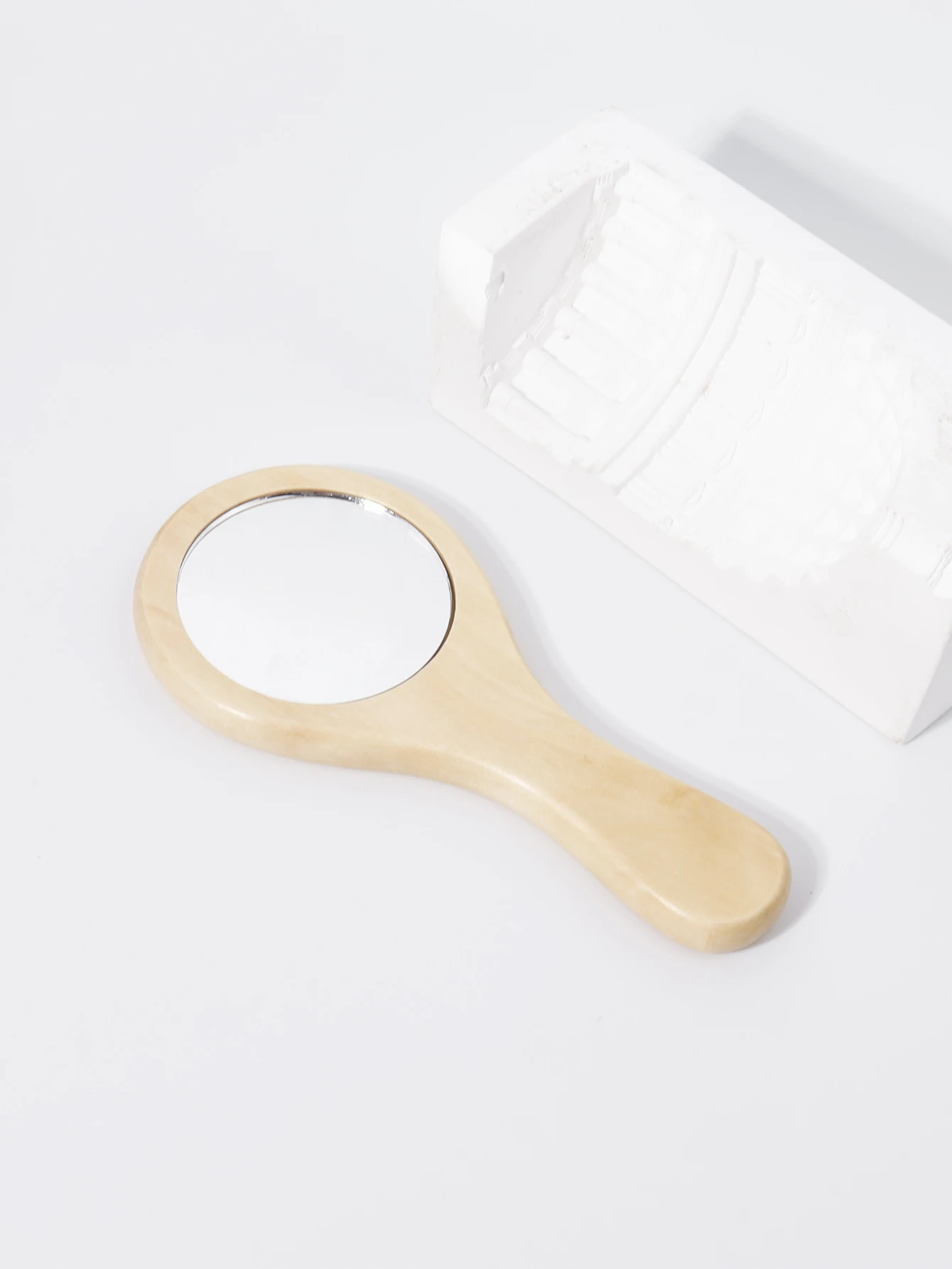 Kleiner tragbarer Reise-Make-up-Spiegel aus Naturholz, handgefertigter runder Holzspiegel mit Griff für Haaraccessoires – Detail 2