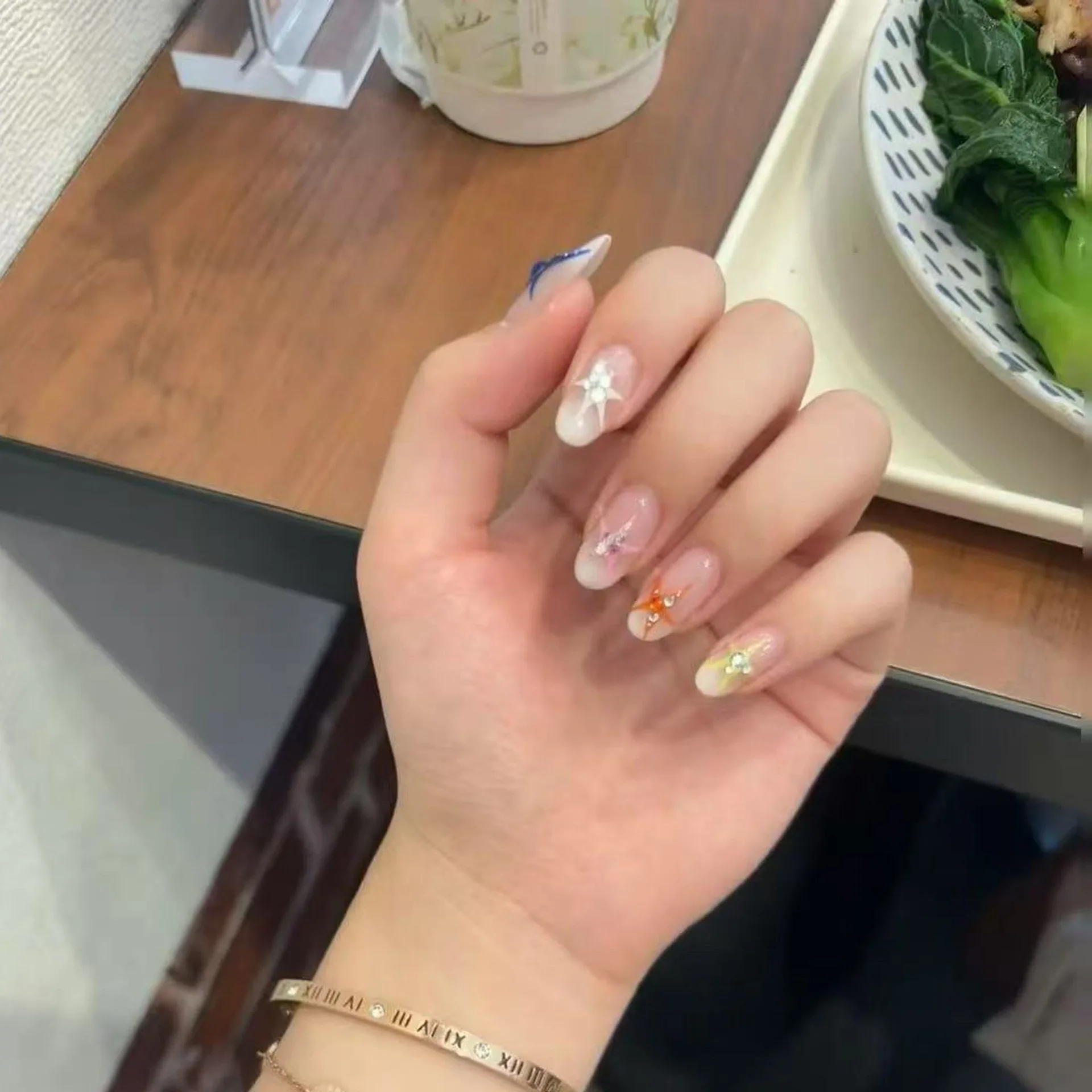 10 Stück handgemachte kurze Nägel zum Aufdrücken, Milchweiß, Farbverlauf, Strass, Stern-Design, falscher Nagel, tragbar, Y2K-Nagel für Mädchen und Frauen