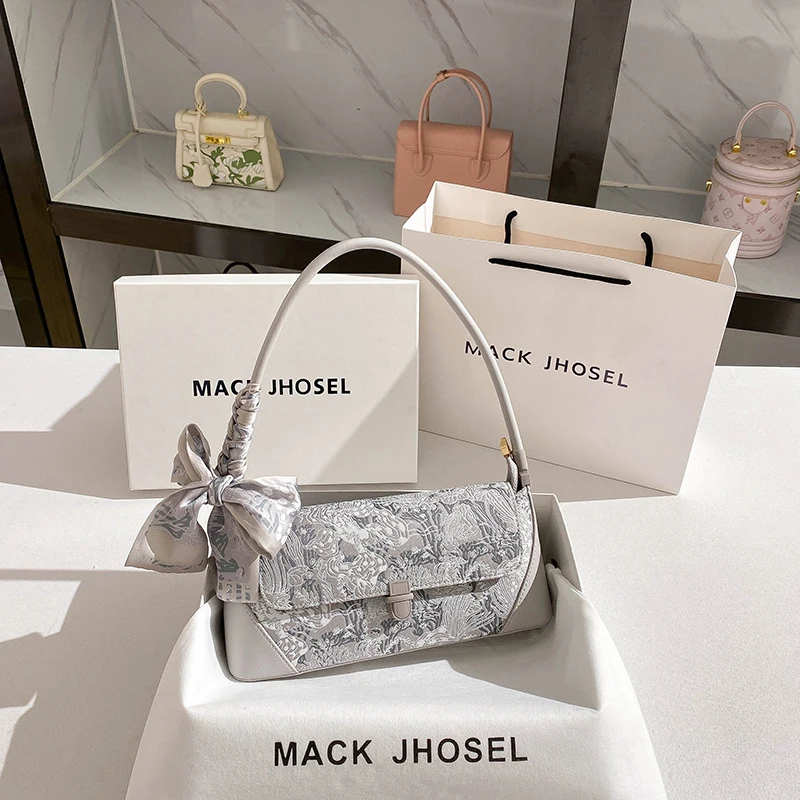 

New Chinese-style embroidered baguette bag, niche commuter underarm bag