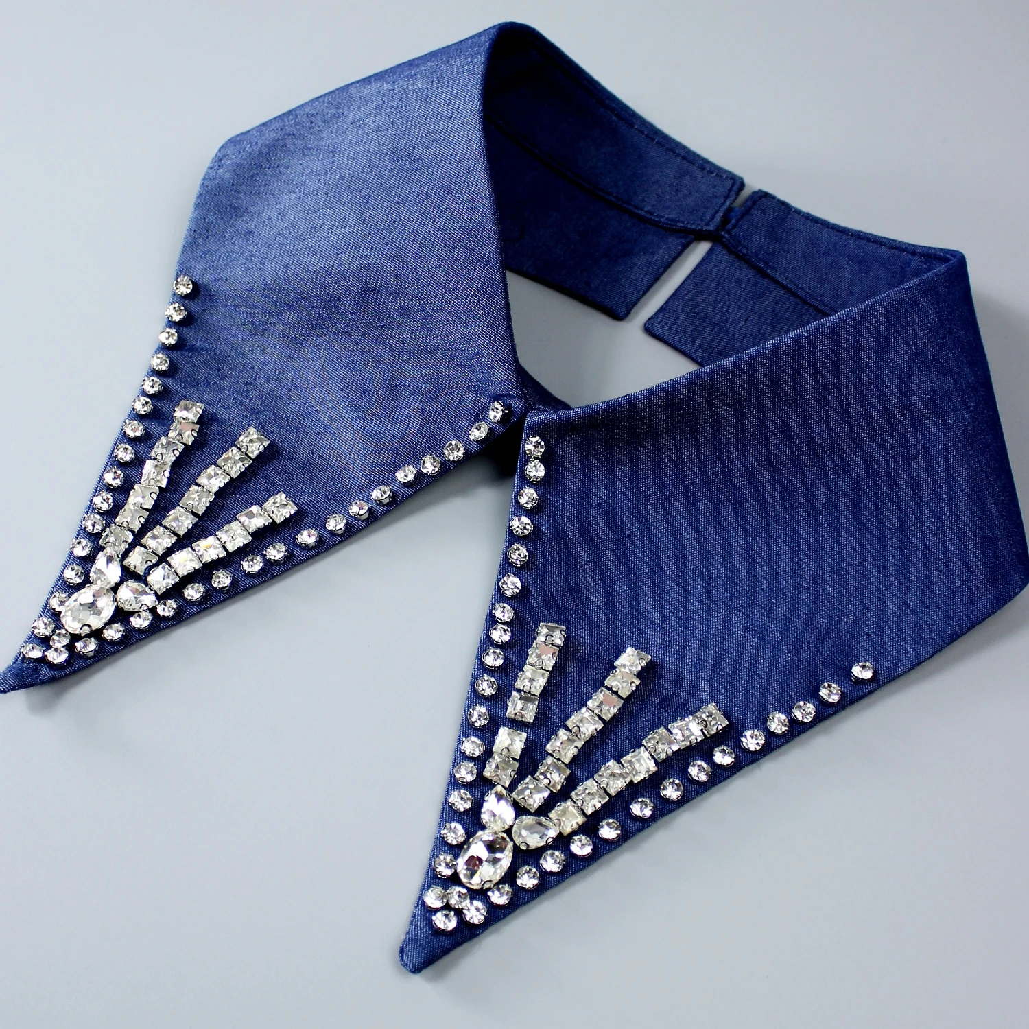 1 Stück hochwertiger und luxuriöser Kunstkragen, eine Deluxe-Version mit glänzendem Ausschnitt. Dieses vielseitige Accessoire für Frauen – Detail 8