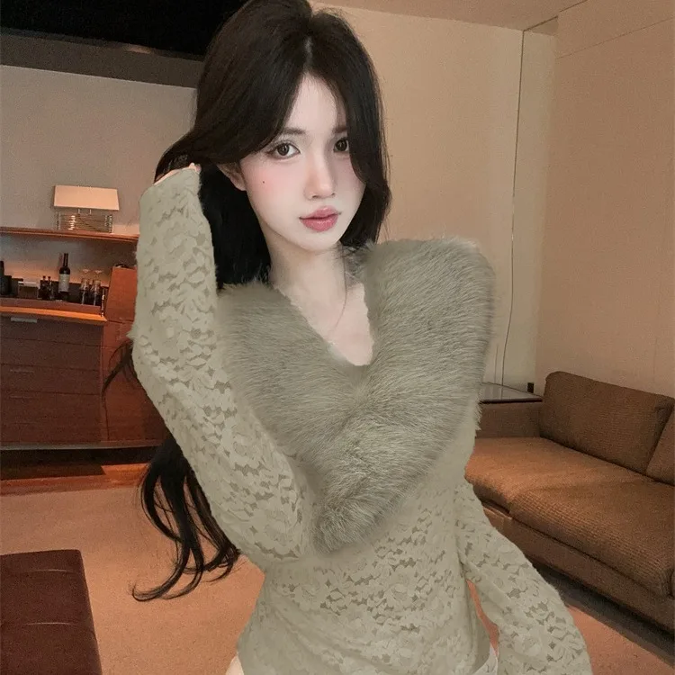 Modny koronkowy długi top z dekoltem w serek, łączony, o efekcie odmładzającym, designerski, zimowy 2025, długość ort, moda damska, irt