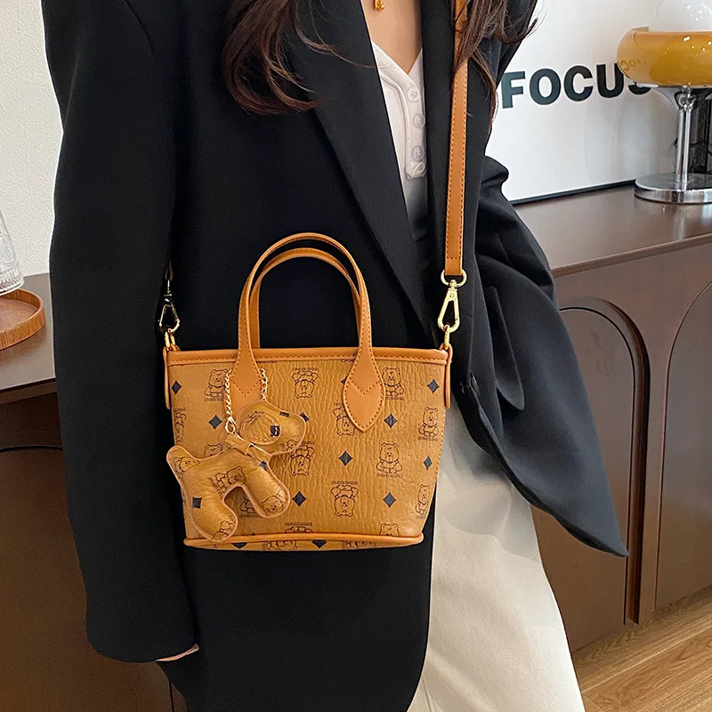 Sac à bandoulière pour femmes, sac à bandoulière tendance pour début du printemps, fourre-tout polyvalent à poignée supérieure, sac minimaliste jour à nuit, 2025