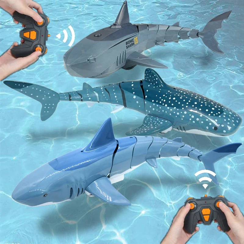 RC Shark 2.4G ของเล่นรีโมทคอนโทรลรูปสัตว์จำลองพร้อมไฟ หุ่นยนต์ใต้น้ำรูปปลา ของเล่นไฟฟ้าสำหรับเด็กผู้ชาย รุ่นอัพเกรดพ่นน้ำ
