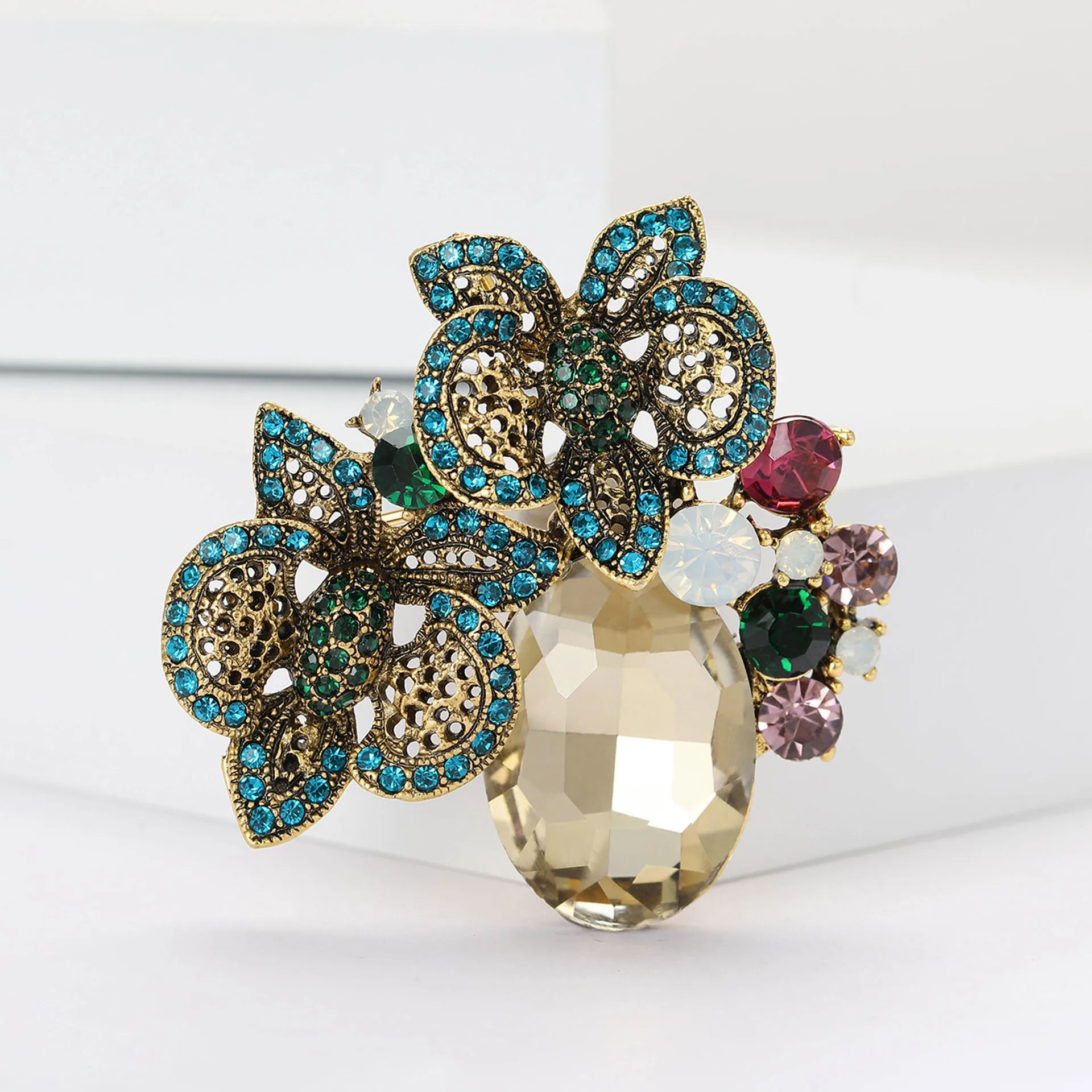Luxury Jewelry Women Classic Crystal Flower Brooches for Female Clothing Classic Style Specific Design Women Wedding Gift Brooch