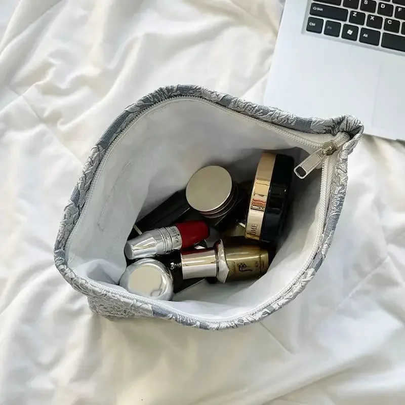 Tragbare Tasche mit rosa Blumenprägung, stilvolle schöne Kosmetiktasche, einfache Aufbewahrungstasche mit großem Fassungsvermögen, geeignet für den täglichen Gebrauch – Detail 11
