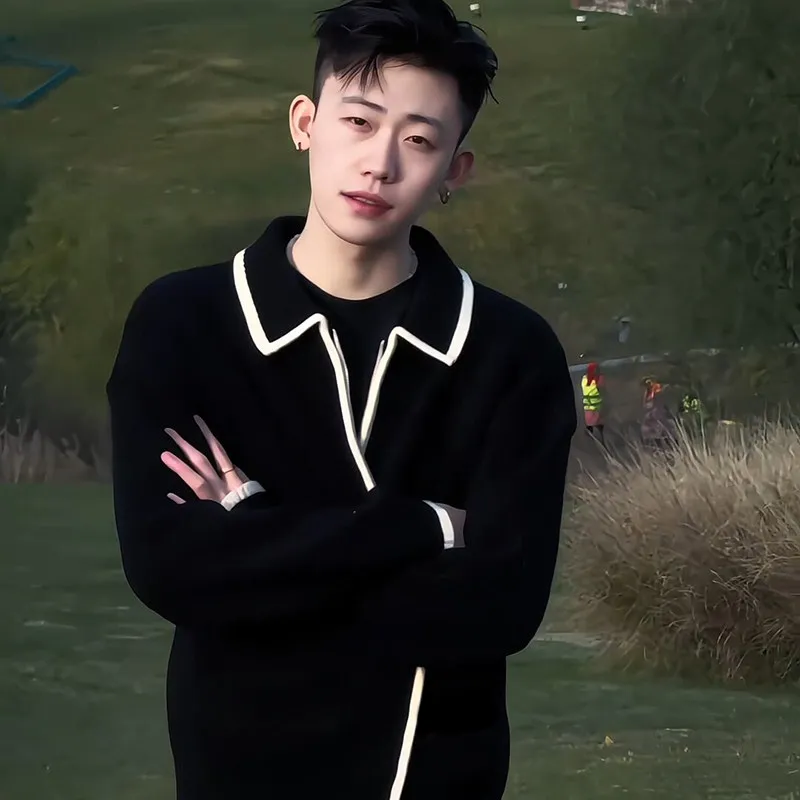 Black-and-white contrast cashmere sweater coat men's spring and autumn high-grade sweater can be worn outside.