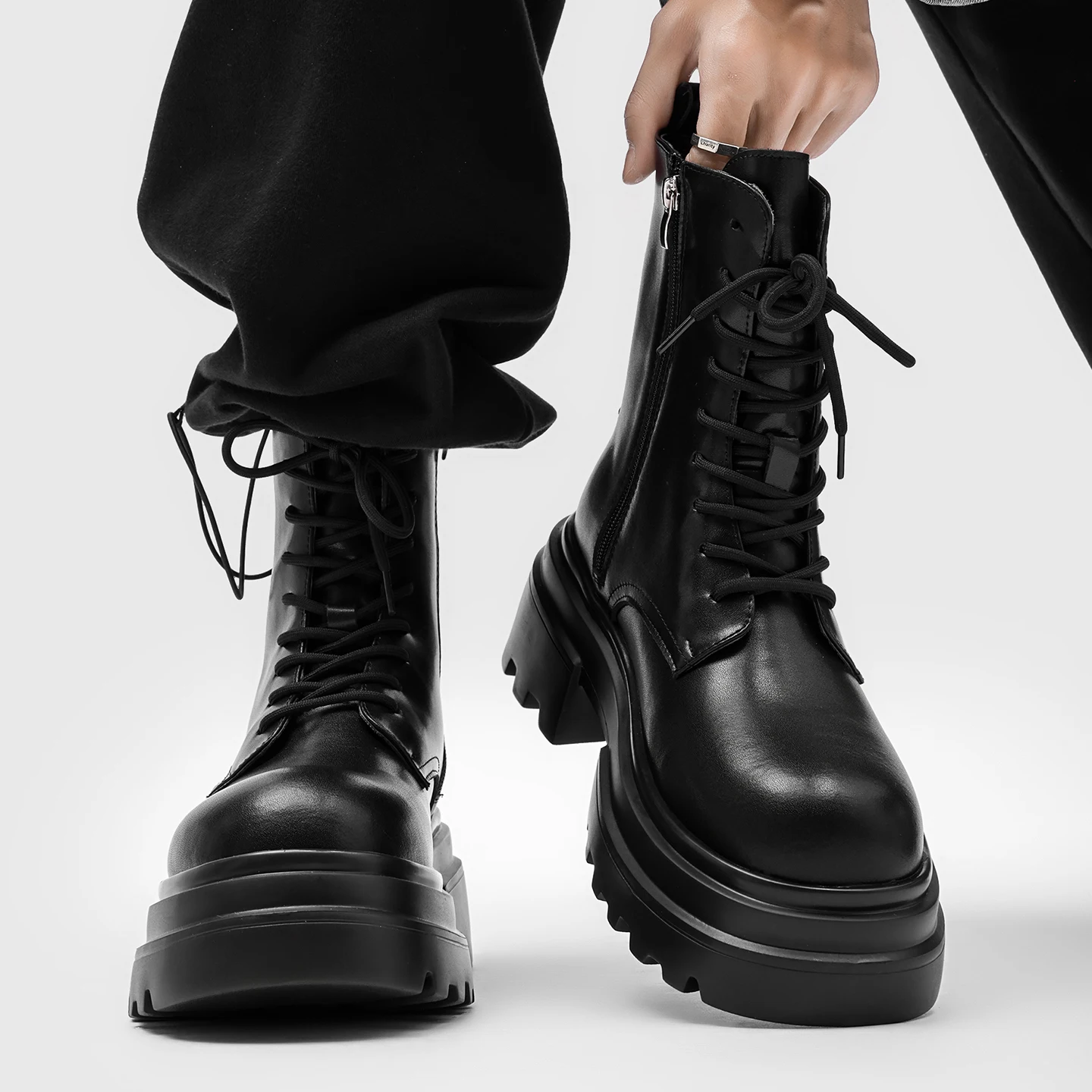 

Черные высокие ботинки для мужчин с толстой подошвой 7 см, увеличивающие рост, с боковой молнией, в британском стиле, кожаные мотоциклетные ботинки