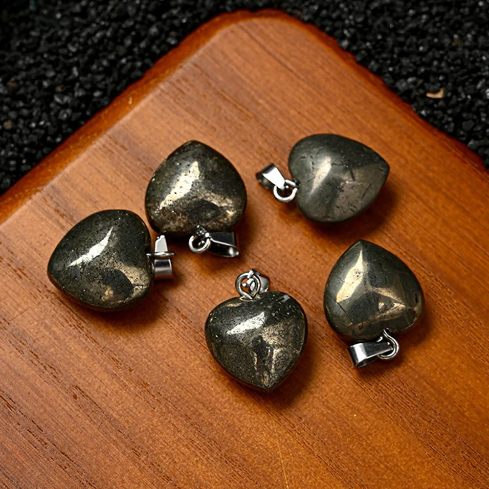Naturalny pieryt kamień wisiorek kamień szlachetny rzeźbione serce kształt głupcy złoty mineralny uzdrawiający kryształ powodzenia Amulet DIY Charms