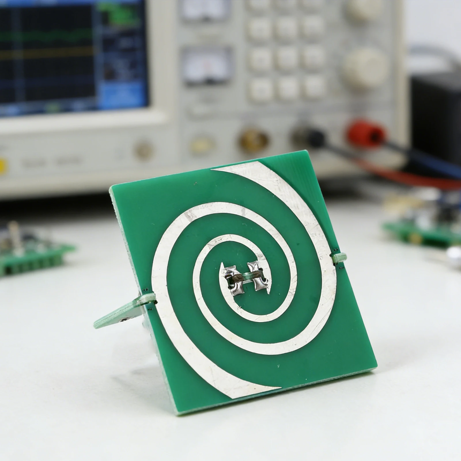 Green 5.8GHz Circular Polarization 40W Connector For Broadband Signal Testing Directional Radio Transmission Module