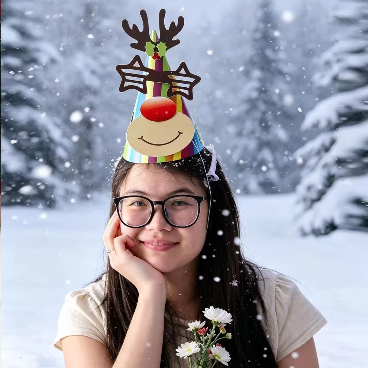 Party Hat Cone - หมวกกระดาษรูปกรวยสำหรับงานปาร์ตี้คริสต์มาส หมวกคริสต์มาสแบบยูนิเซ็กซ์ ดีไซน์ลายการ์ตูนตุ๊กตาหิมะ ซานตาคลอส กวางเรนเดียร์ และต้นคริสต์มาส