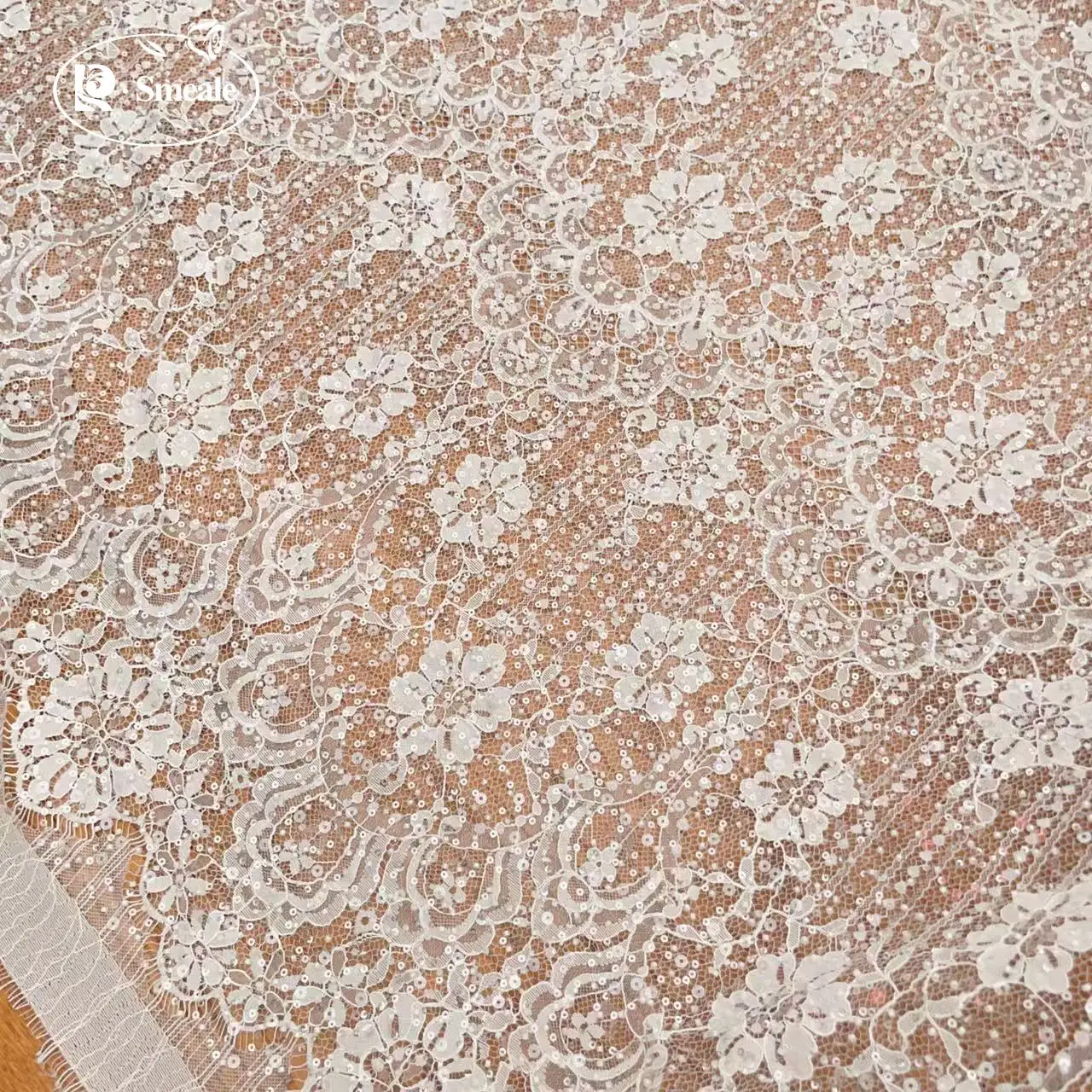 3Yards.NEUE Wimpernperlen Pailletten Spitzenstoff. Luxuriöses Abendkleid aus französischer Spitze. Hochwertige Maßanfertigung für Braut- und Hochzeitsstoffe. – Detail 5