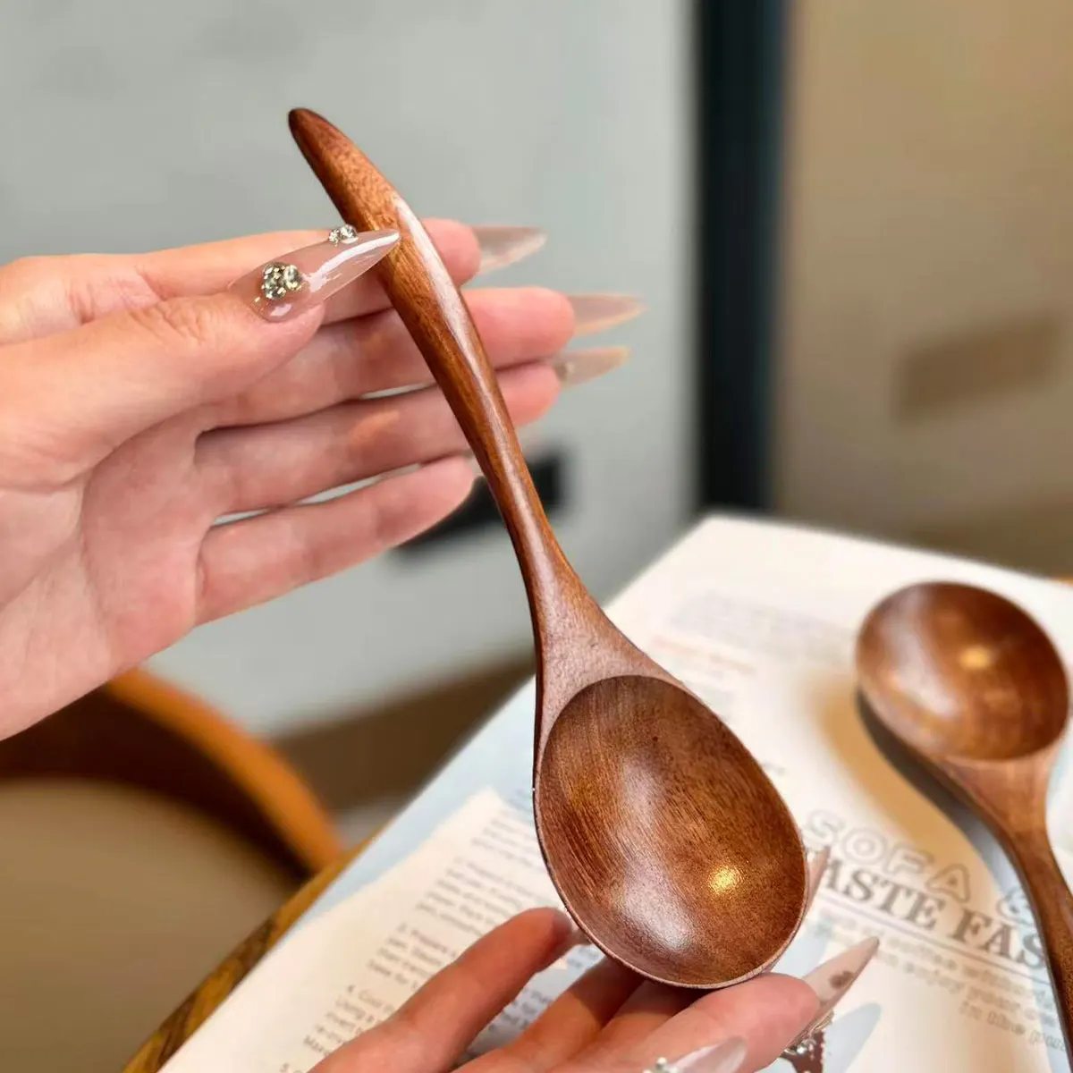 Japanese-Style Nanmu Small Soup Spoon for Home Use, Retro Dining Spoon, Easy-To-Use Curved Handle Small Spoon for Eating and Drinking Soup, High Aesthetic Value Cake and Dessert Spoon, 1/2Pcs