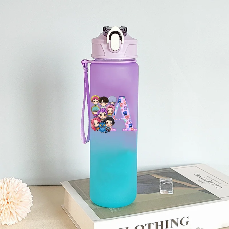 

750 мл KPop охотники на демонов чашка для воды мультяшная буква A-Z бутылки для напитков портативная пластиковая большая емкость спортивная посуда для напитков детский подарок