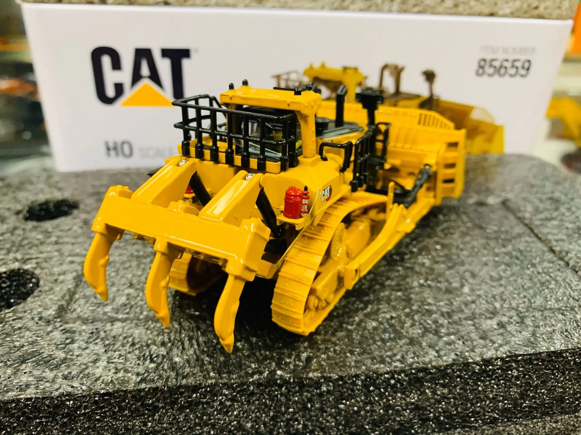 D11 Dozer Tkn Design 1:87 HO Scale Metal Engineering Vehicles Model By DieCast Masters DM85659 New in Box