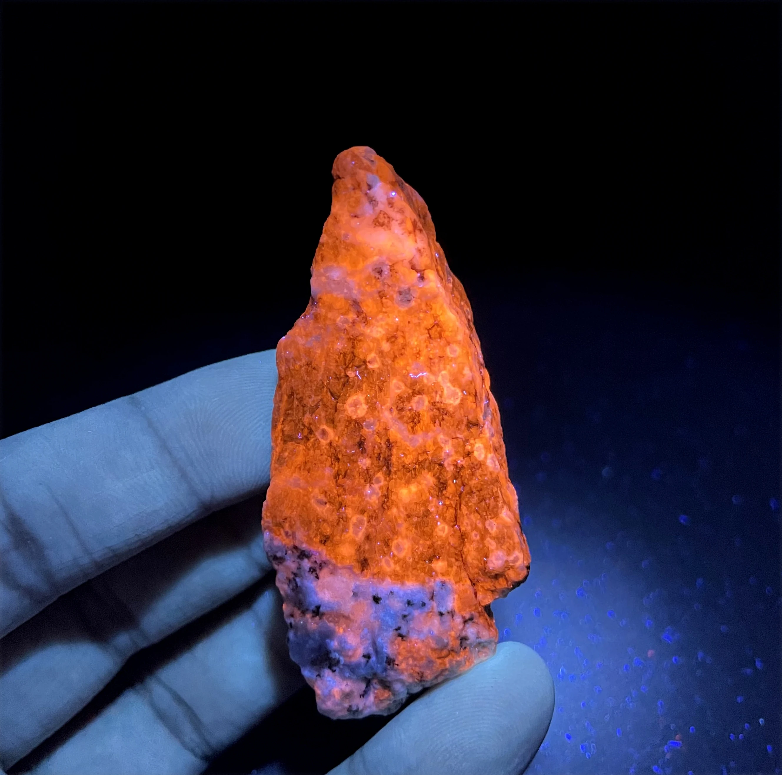 

BEST! 100% Natural Afghan orange Fluorescent blue Sodalite Mineral Specimens stones and crystals quartz