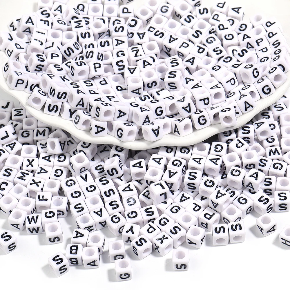 50-100 pz/lotto perline di lettere acriliche sfondo bianco lettera nera perline allentate quadrate per collana di bracciali creazione di gioielli fai da te