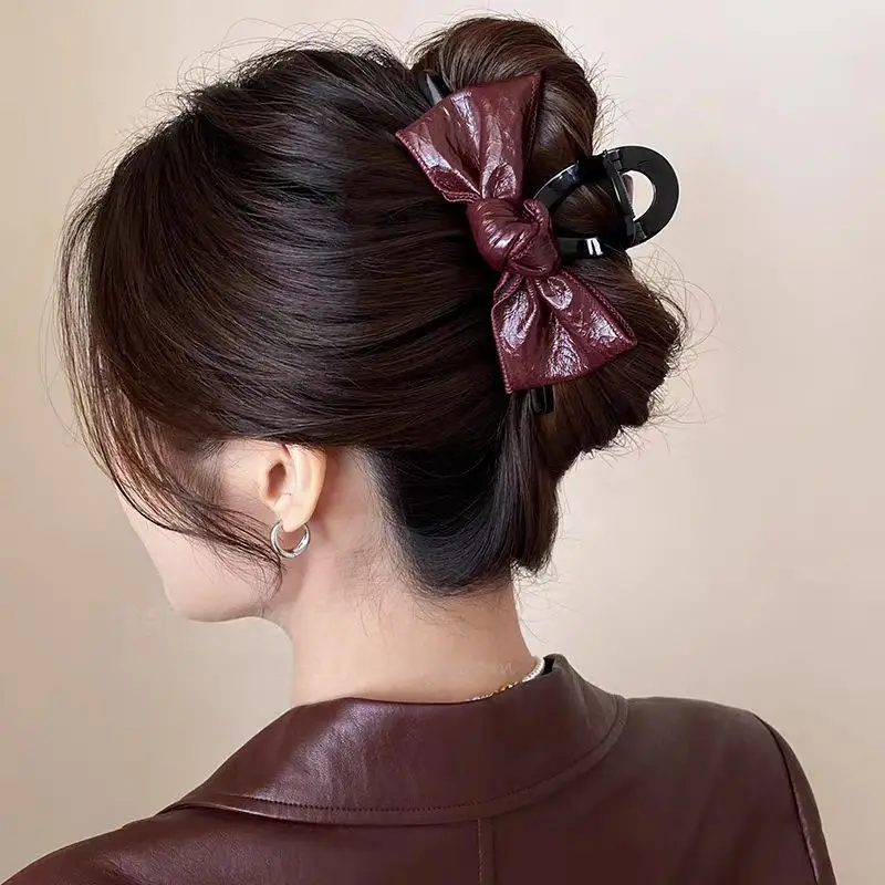 مشبك فيونكة جلدية لامعة كلاسيكية لظهر الرأس للنساء، مشبك سمك القرش، إكسسوار شعر جديد متعدد الاستخدامات وعصري وراقي